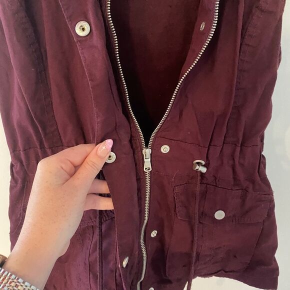 Daisy Shoppe Burgundy Sleeveless Zip Up Hooded Vest Size Medium - Picture 4 of 6